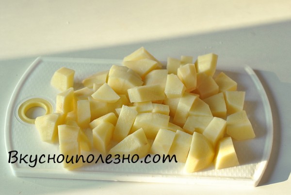 Картофель нарезаем крупными кубиками